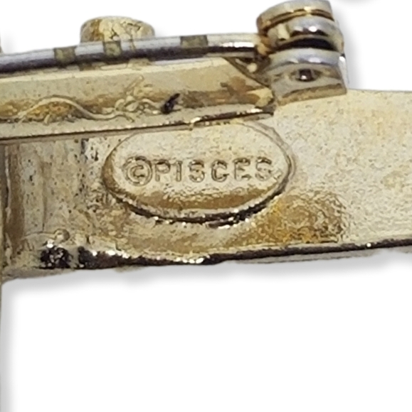 VINTAGE PISCES BRAND 1970s GOLDTONE WW2 BOMBER PLANE BROOCH - Picture 7 of 7